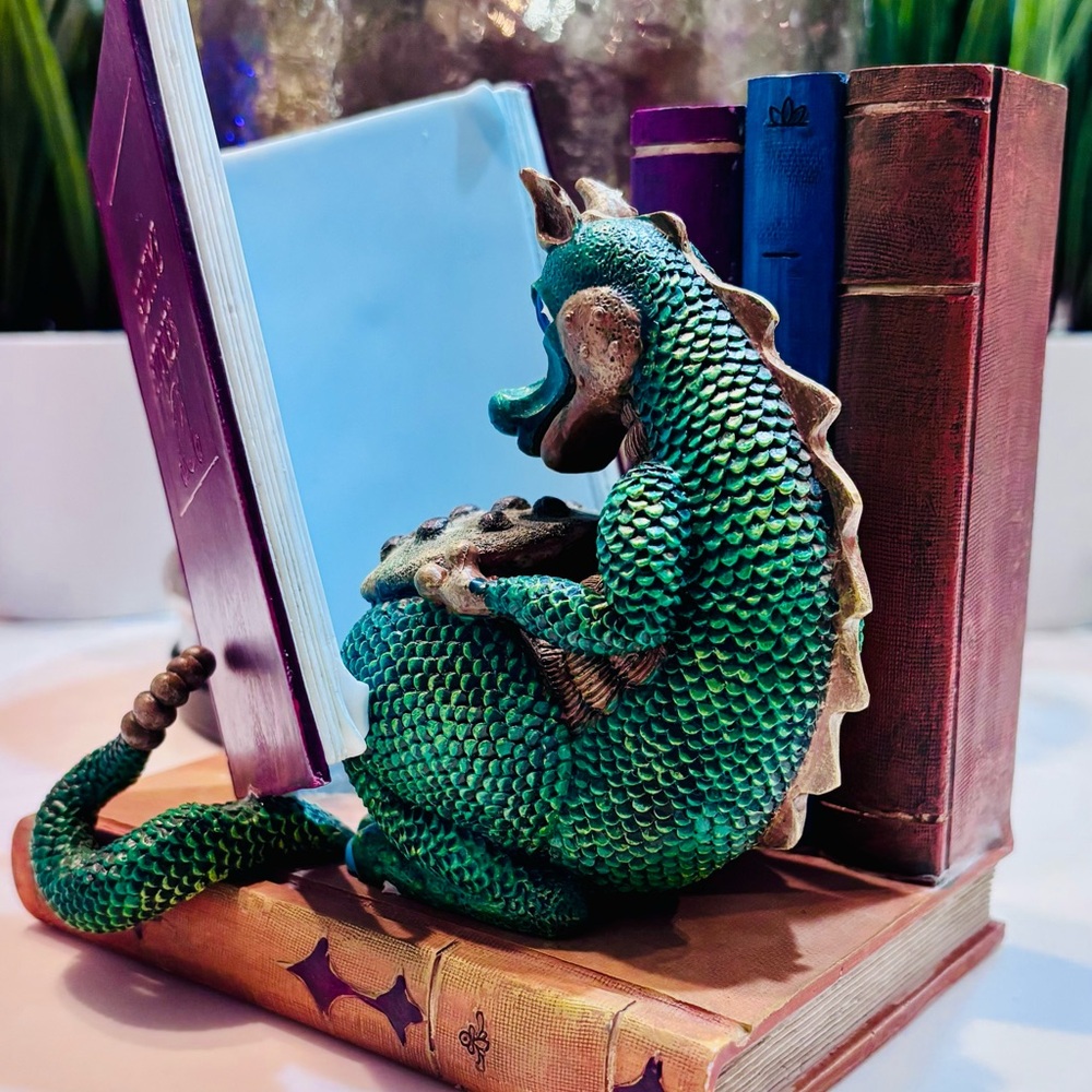 Randal Spangler "Bedtime Stories" Dragling bookend - Picture 2 of 3